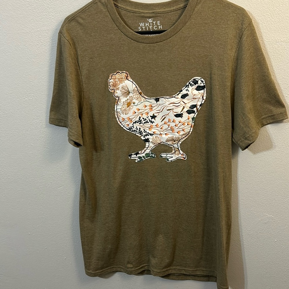 Casual t-shirt with chicken decal